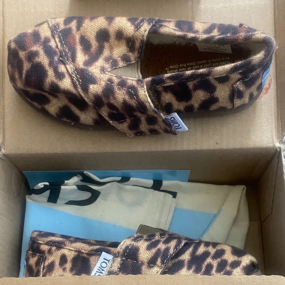 TOMS Kids Moccasins in Leopard Pattern